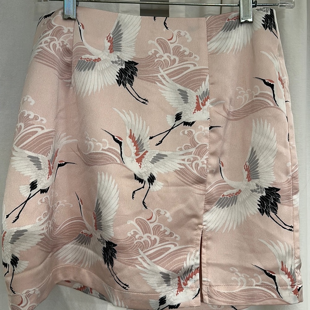 Forever 21 light pink exotic bird print skirt. Size medium.